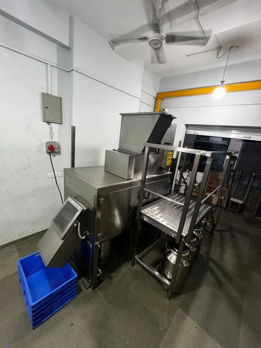 Stainless steel liquid pouch squeezing and recovery machine DS3003/DS4005 — Raj Electricals