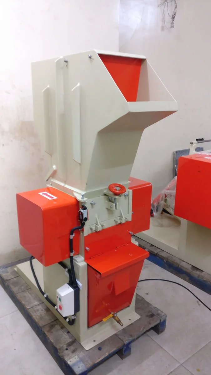 RE8 beside-the-press sprue grinder — 35–45 kg/hr compact grinder for a single injection molding machine